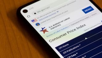 Bitcoin défend un niveau clé, le marché retient son souffle avant 14h30