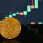 Foto van een bitcoin munt met een stijgende koersgrafiek op de achtergrond