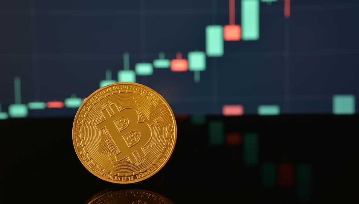 Foto van een bitcoin munt met een stijgende koersgrafiek op de achtergrond