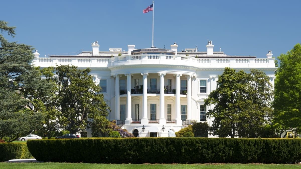 Le cours du Bitcoin continue de chuter, le marché attend une “bombe politique”