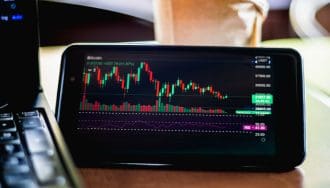 Le cours du bitcoin reste coincé : le marché crypto attend des chiffres de l'emploi cruciaux