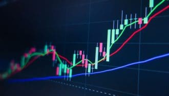 Le cours du Bitcoin redonne espoir après une clôture hebdomadaire solide, HYPE grimpe de 4 %