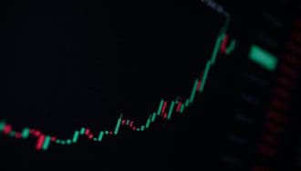Le bitcoin atteint 104 000 $, ethereum signe sa plus forte hausse en 4 ans