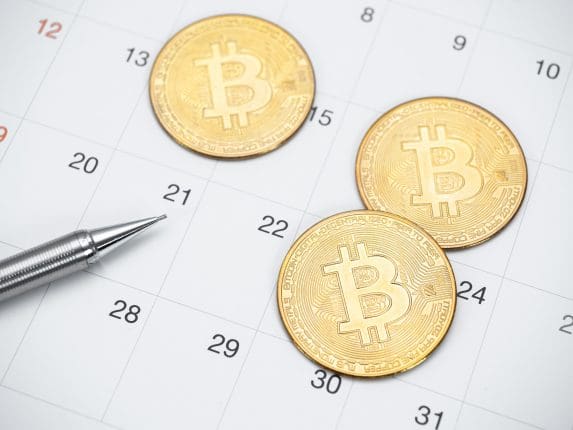Le bitcoin franchit les 100 000 $: faut-il vendre maintenant ?