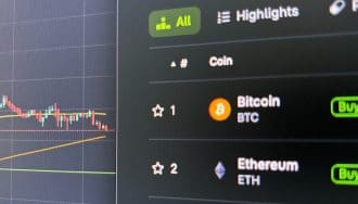 Voici la traduction : Le bitcoin se heurte à un mur, tandis que l’ethereum vole la vedette