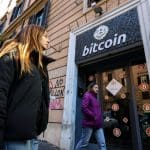 XRP-expert : “Bitcoin à 90 000 € plus sûr qu’à 17 000 €” We houden onze volgers op de hoogte, volg ons op Instagram. Herhaling van crash in 2021 in de maak? Er zijn signalen die doen denken aan het moment waarop BTC in 2021 de top bereikte. Toen daalde de RSI, een indicator voor het momentum, terwijl de prijs van de cryptomunt bleef stijgen. Dit is een klassiek teken voor een mogelijke correctie. Uiteindelijk volgde er een correctie van ruim 60 procent. Momenteel zijn er vergelijkbare signalen te zien: de RSI daalt, terwijl de koers onlangs nog een piek van 112.000 dollar aantikte. Risico op daling richting 91.000 dollar Voor de kortere termijn ziet het er spannend uit. De koers vertoont een omgekeerde ‘cup-and-handle’-patroon, waarbij de steun van de koers rond de 100.800 dollar ligt. Zakt BTC daaronder, dan is een daling richting 91.000 dollar een mogelijk scenario. De RSI stond begin juni op 52,  net boven het kritieke niveau van 50. Zakt de RSI-score daaronder, dan kan het de verkoopdruk verder aanwakkeren. Voor een positief scenario moet de koers boven de 105.000 dollar uitkomen, rond de 20-daagse EMA. RSI-patroon van 2021, lijkt op de huidige situatie. Bron: Tradingview Nog steeds hoop op een koers van 150.000 dollar Ondanks de technische signalen die op een koersdaling wijzen, zijn er volgens sommige crypto-analisten ook positieve tekenen. Tony Severino ziet een mogelijke bull flag, een patroon dat vaak voorafgaat aan een nieuwe stijging. Op 'X' deelt deze positieve crypto-expert de volgende post: Ook on-chain analyst Axel Adler Jr. is positief. Als bepaalde on-chain indicatoren boven de grens van 1.0 blijven, wijst dat mogelijk op het begin van een nieuwe explosieve koersstijging, vergelijkbaar met eerdere bull runs in 2017 en 2021. In dat geval is een koers van 150.000 dollar tot zelfs 175.000 dollar niet ondenkbaar. Alle Nederlanders krijgen €10 crypto cadeau: Bitcoin koers boven $100.000 Bitcoin breekt record na record, honderdduizenden Nederlanders handelen weer actief. Is dit hét moment? Bitvavo geeft je tijdelijk € 10 gratis crypto naar keuze om mee te starten. Handel gratis in meer dan 350 crypto samen met 1 miljoen Nederlanders. Registreer je vandaag en ontvang direct € 10 crypto naar keuze. Een account aanmaken is gratis en kost je maar een minuut. [primary_button url=