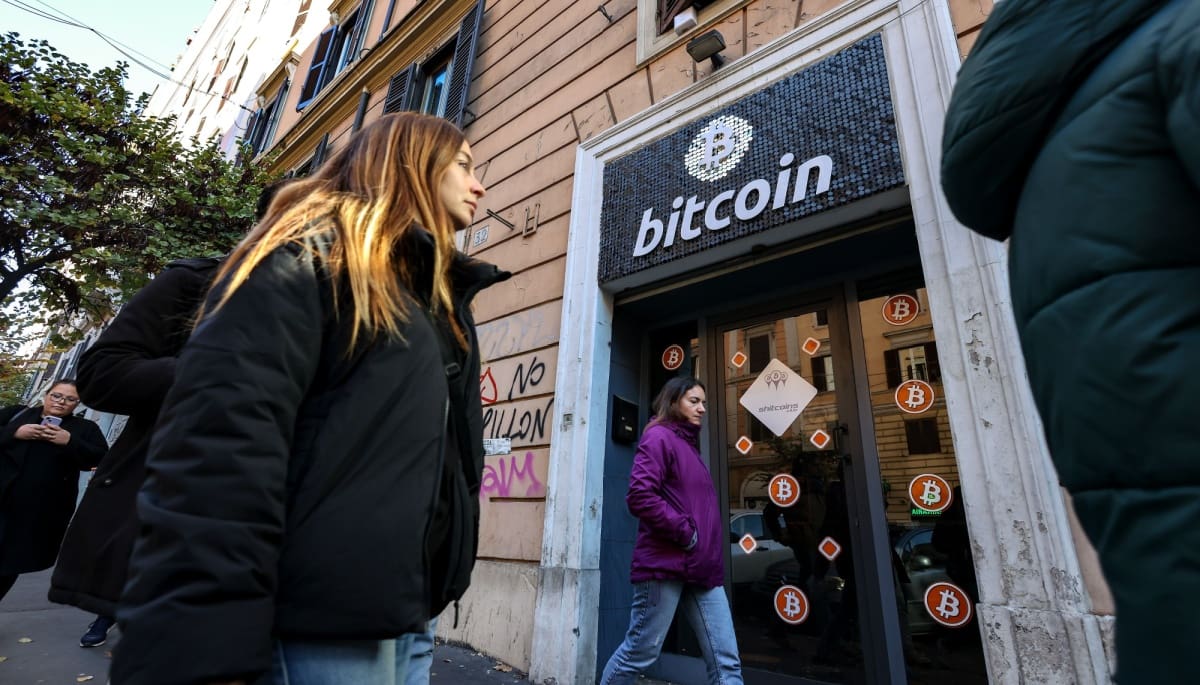 XRP-expert : “Bitcoin à 90 000 € plus sûr qu’à 17 000 €” We houden onze volgers op de hoogte, volg ons op Instagram. Herhaling van crash in 2021 in de maak? Er zijn signalen die doen denken aan het moment waarop BTC in 2021 de top bereikte. Toen daalde de RSI, een indicator voor het momentum, terwijl de prijs van de cryptomunt bleef stijgen. Dit is een klassiek teken voor een mogelijke correctie. Uiteindelijk volgde er een correctie van ruim 60 procent. Momenteel zijn er vergelijkbare signalen te zien: de RSI daalt, terwijl de koers onlangs nog een piek van 112.000 dollar aantikte. Risico op daling richting 91.000 dollar Voor de kortere termijn ziet het er spannend uit. De koers vertoont een omgekeerde ‘cup-and-handle’-patroon, waarbij de steun van de koers rond de 100.800 dollar ligt. Zakt BTC daaronder, dan is een daling richting 91.000 dollar een mogelijk scenario. De RSI stond begin juni op 52,  net boven het kritieke niveau van 50. Zakt de RSI-score daaronder, dan kan het de verkoopdruk verder aanwakkeren. Voor een positief scenario moet de koers boven de 105.000 dollar uitkomen, rond de 20-daagse EMA. RSI-patroon van 2021, lijkt op de huidige situatie. Bron: Tradingview Nog steeds hoop op een koers van 150.000 dollar Ondanks de technische signalen die op een koersdaling wijzen, zijn er volgens sommige crypto-analisten ook positieve tekenen. Tony Severino ziet een mogelijke bull flag, een patroon dat vaak voorafgaat aan een nieuwe stijging. Op 'X' deelt deze positieve crypto-expert de volgende post: Ook on-chain analyst Axel Adler Jr. is positief. Als bepaalde on-chain indicatoren boven de grens van 1.0 blijven, wijst dat mogelijk op het begin van een nieuwe explosieve koersstijging, vergelijkbaar met eerdere bull runs in 2017 en 2021. In dat geval is een koers van 150.000 dollar tot zelfs 175.000 dollar niet ondenkbaar. Alle Nederlanders krijgen €10 crypto cadeau: Bitcoin koers boven $100.000 Bitcoin breekt record na record, honderdduizenden Nederlanders handelen weer actief. Is dit hét moment? Bitvavo geeft je tijdelijk € 10 gratis crypto naar keuze om mee te starten. Handel gratis in meer dan 350 crypto samen met 1 miljoen Nederlanders. Registreer je vandaag en ontvang direct € 10 crypto naar keuze. Een account aanmaken is gratis en kost je maar een minuut. [primary_button url=
