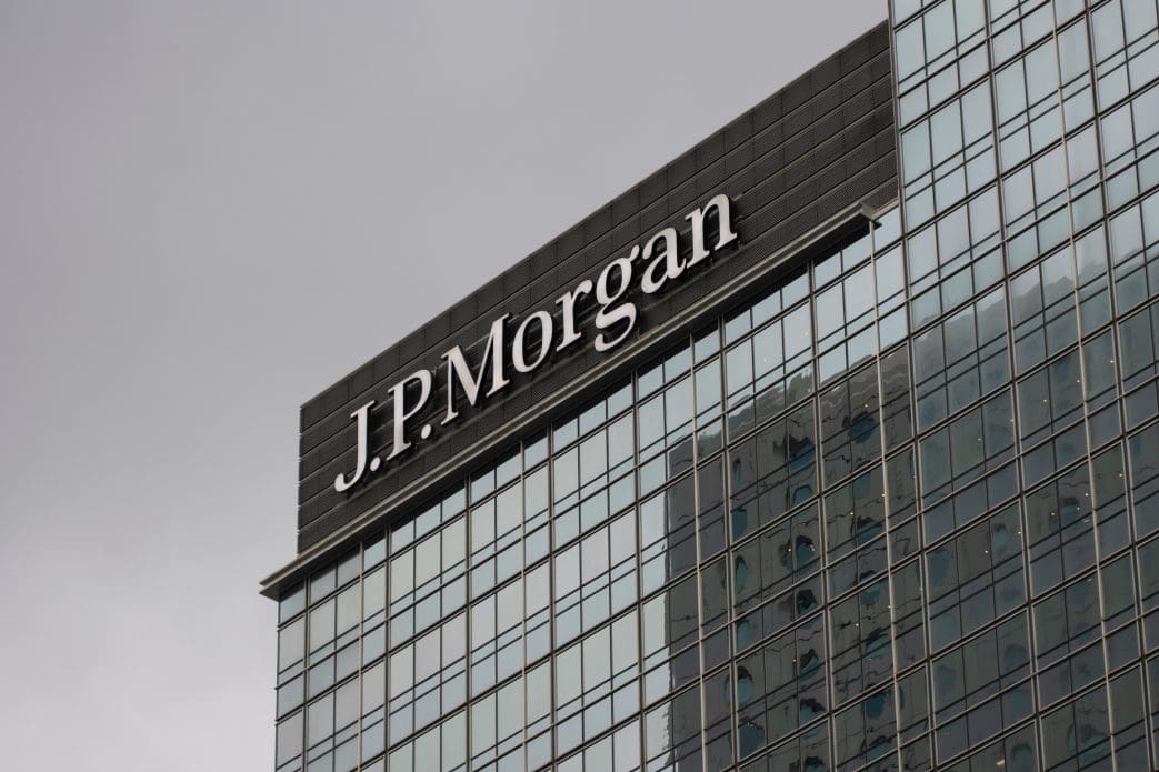 Une femme de 32 ans escroque JPMorgan de 161 millions d’euros