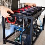 Matériel de minage de Bitcoin découvert dans un plafond : un duo criminel arrêté