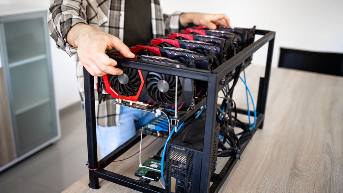 Matériel de minage de Bitcoin découvert dans un plafond : un duo criminel arrêté