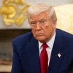 Statue en or de Trump avec un Bitcoin apparaît soudainement
