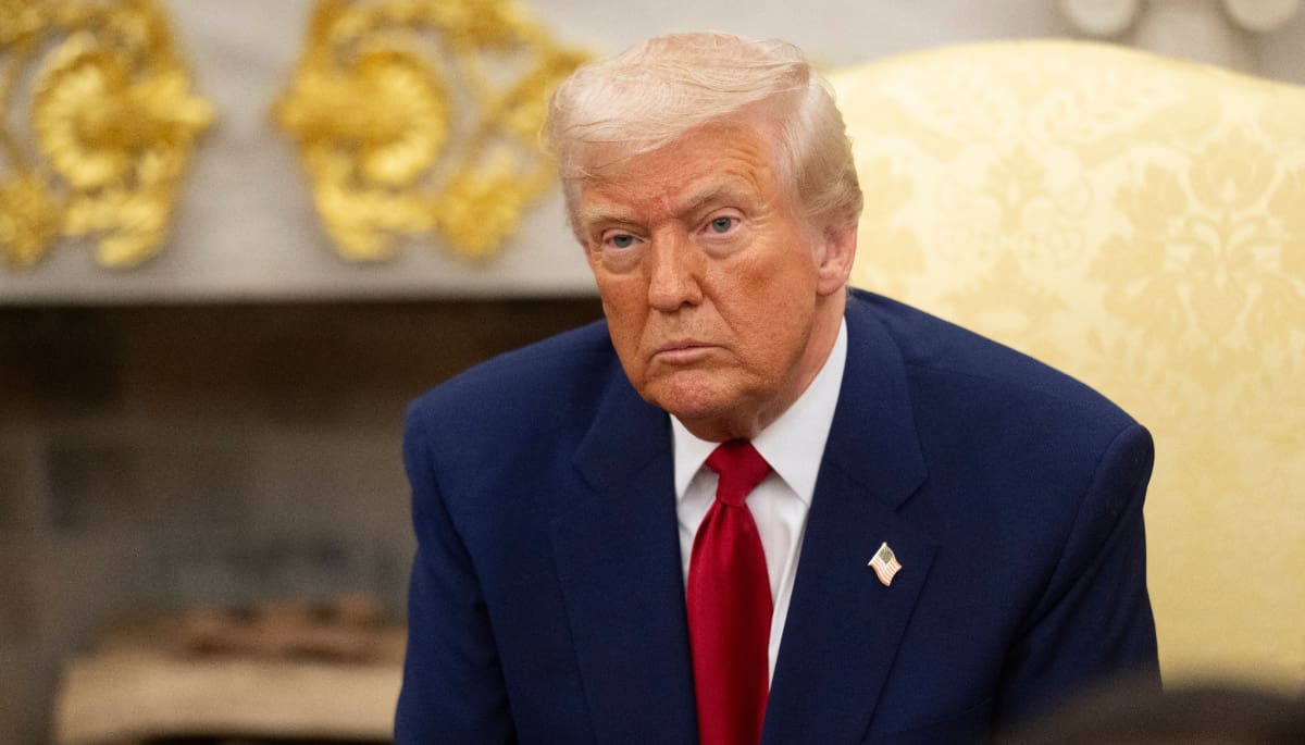 Statue en or de Trump avec un Bitcoin apparaît soudainement