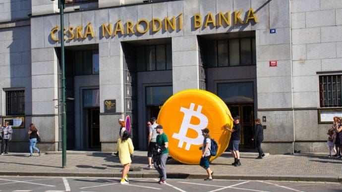 Les baleines bitcoin achètent malgré des pertes massives