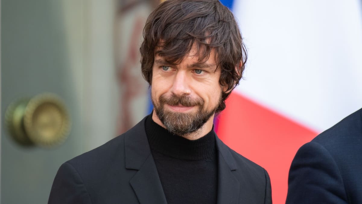 Un géant de la tech licencie la moitié de son personnel à cause de l’IA : les entreprises crypto vont-elles suivre ?