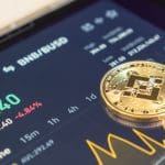 BNB (Binance Coin) a connu des semaines exceptionnelles, enchaînant record après record. Depuis le flash crash de la semaine dernière, le jeton a tenté de retrouver ses sommets précédents, sans succès pour l’instant. La question est désormais de savoir si la correction actuelle annonce un véritable effondrement. La chute du cours Après sa plus forte envolée historique, BNB semble marquer le pas. Depuis son record absolu à 1 370 dollars, la crypto a reculé jusqu’à 1 040 dollars, soit une baisse d’environ 24 %. Le graphique montre la formation d’un double sommet, un signal très baissier selon l’analyse technique, accompagné d’un recul du volume d’échanges d’environ 13 %. Le cours du BNB en dollars américains. Source : TradingView. Comme on peut clairement le voir, il s’agit d’une double sommet, un signal très baissier selon l’analyse technique. Le volume d’échanges a également chuté d’environ 13 %. Analyse technique La résistance principale se situe désormais autour de 1 370 dollars, tandis que la zone de support la plus solide se trouve entre 800 et 900 dollars, correspondant aux plus bas des derniers mois. La volatilité reste forte, rendant toute prévision hasardeuse. Si le marché se stabilise, un rebond vers la résistance est possible, mais une nouvelle chute pourrait tout aussi bien s’accélérer, comme on l’a vu récemment. L’indicateur RSI (Relative Strength Index) se situe à un niveau très bas, traduisant une survente marquée. Cela pourrait déclencher un rebond technique, mais la peur qui domine actuellement les marchés pourrait tout aussi bien provoquer une nouvelle vague de ventes. Le risque d’un début de marché baissier se précise. D’autres signaux négatifs La nouvelle guerre tarifaire entre la Chine et les États-Unis a provoqué la récente flash crash, entraînant la liquidation massive des positions longues. Selon Coinglass, la majorité des investisseurs détiennent désormais des positions courtes, un renversement logique après les liquidations mais qui accentue encore le climat de peur. Ce graphique n’annonce rien de bon pour le cours du BNB