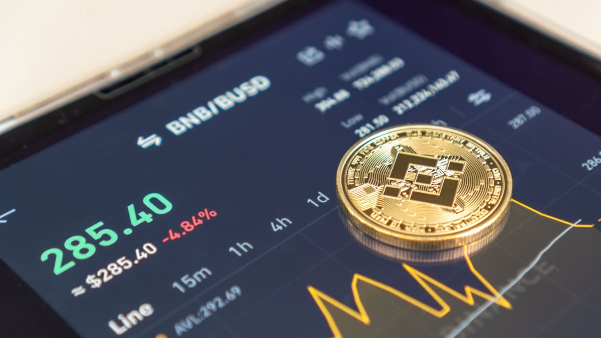 BNB (Binance Coin) a connu des semaines exceptionnelles, enchaînant record après record. Depuis le flash crash de la semaine dernière, le jeton a tenté de retrouver ses sommets précédents, sans succès pour l’instant. La question est désormais de savoir si la correction actuelle annonce un véritable effondrement. La chute du cours Après sa plus forte envolée historique, BNB semble marquer le pas. Depuis son record absolu à 1 370 dollars, la crypto a reculé jusqu’à 1 040 dollars, soit une baisse d’environ 24 %. Le graphique montre la formation d’un double sommet, un signal très baissier selon l’analyse technique, accompagné d’un recul du volume d’échanges d’environ 13 %. Le cours du BNB en dollars américains. Source : TradingView. Comme on peut clairement le voir, il s’agit d’une double sommet, un signal très baissier selon l’analyse technique. Le volume d’échanges a également chuté d’environ 13 %. Analyse technique La résistance principale se situe désormais autour de 1 370 dollars, tandis que la zone de support la plus solide se trouve entre 800 et 900 dollars, correspondant aux plus bas des derniers mois. La volatilité reste forte, rendant toute prévision hasardeuse. Si le marché se stabilise, un rebond vers la résistance est possible, mais une nouvelle chute pourrait tout aussi bien s’accélérer, comme on l’a vu récemment. L’indicateur RSI (Relative Strength Index) se situe à un niveau très bas, traduisant une survente marquée. Cela pourrait déclencher un rebond technique, mais la peur qui domine actuellement les marchés pourrait tout aussi bien provoquer une nouvelle vague de ventes. Le risque d’un début de marché baissier se précise. D’autres signaux négatifs La nouvelle guerre tarifaire entre la Chine et les États-Unis a provoqué la récente flash crash, entraînant la liquidation massive des positions longues. Selon Coinglass, la majorité des investisseurs détiennent désormais des positions courtes, un renversement logique après les liquidations mais qui accentue encore le climat de peur. Ce graphique n’annonce rien de bon pour le cours du BNB
