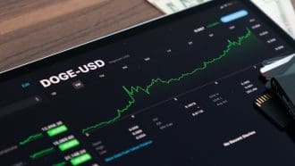 Dogecoin bondit de 5 % : le nouvel ETF marque-t-il un vrai tournant ?