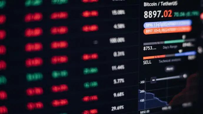 Le stock de bitcoins sur les plateformes chute à un record, le prix reste à la traîne