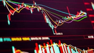 Le cours du bitcoin atteint un plancher après une chute marquée de 30 %