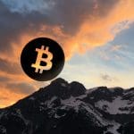 Een afbeelding van een bitcoin (BTC) munt boven een gebergte