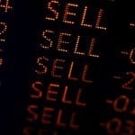 Een afbeelding van een scherm met marktdata waarop een crypto of aandeel sterk verkocht wordt