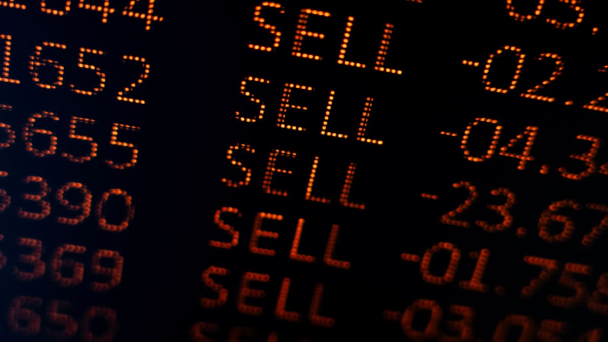 Een afbeelding van een scherm met marktdata waarop een crypto of aandeel sterk verkocht wordt