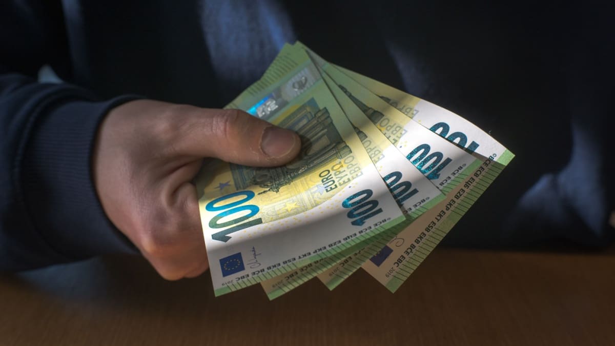 Man geeft honderden euros weg