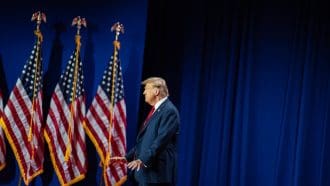 Le cours du bitcoin chute de 5 % : le marché réagit aux nouvelles taxes de Trump