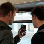 2 mannen kijken op telefoon Le marché des cryptomonnaies est à l’arrêt, mais « ce n’est pas la faute de la crypto elle-même » bitcoin koers (1)