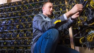 Double coup dur pour le bitcoin : le cours chute fortement tandis que la production ralentit