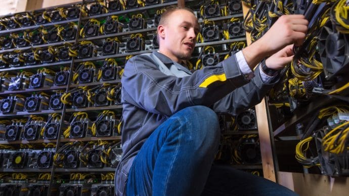 Double coup dur pour le bitcoin : le cours chute fortement tandis que la production ralentit