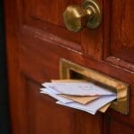 Des escrocs envoient à nouveau des lettres physiques aux propriétaires de wallets Ledger et Trezor