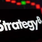 Critiques sur la stratégie Bitcoin de Strategy après une chute de 75 % du cours
