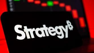 Critiques sur la stratégie Bitcoin de Strategy après une chute de 75 % du cours