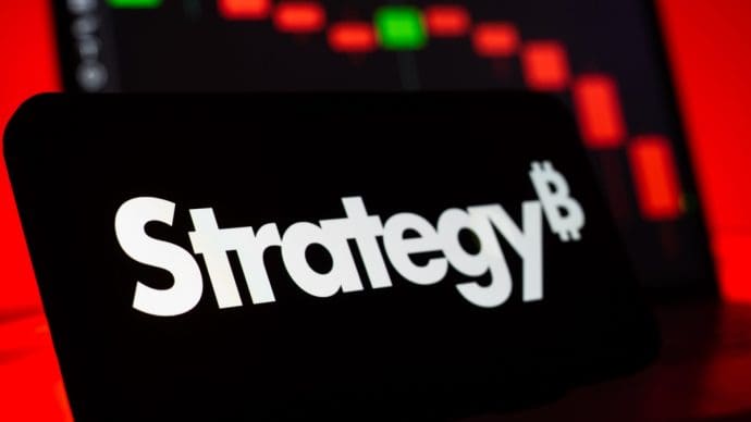 Critiques sur la stratégie Bitcoin de Strategy après une chute de 75 % du cours