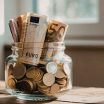 Épargne, actions et bitcoin : le plan de ce jeune vingtenaire pour ne plus jamais travailler