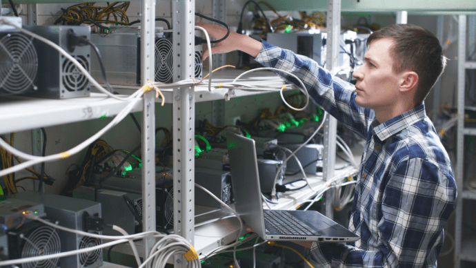 Les mineurs de bitcoin saignent : 20 000 dollars de perte par coin, machines arrêtées en masse