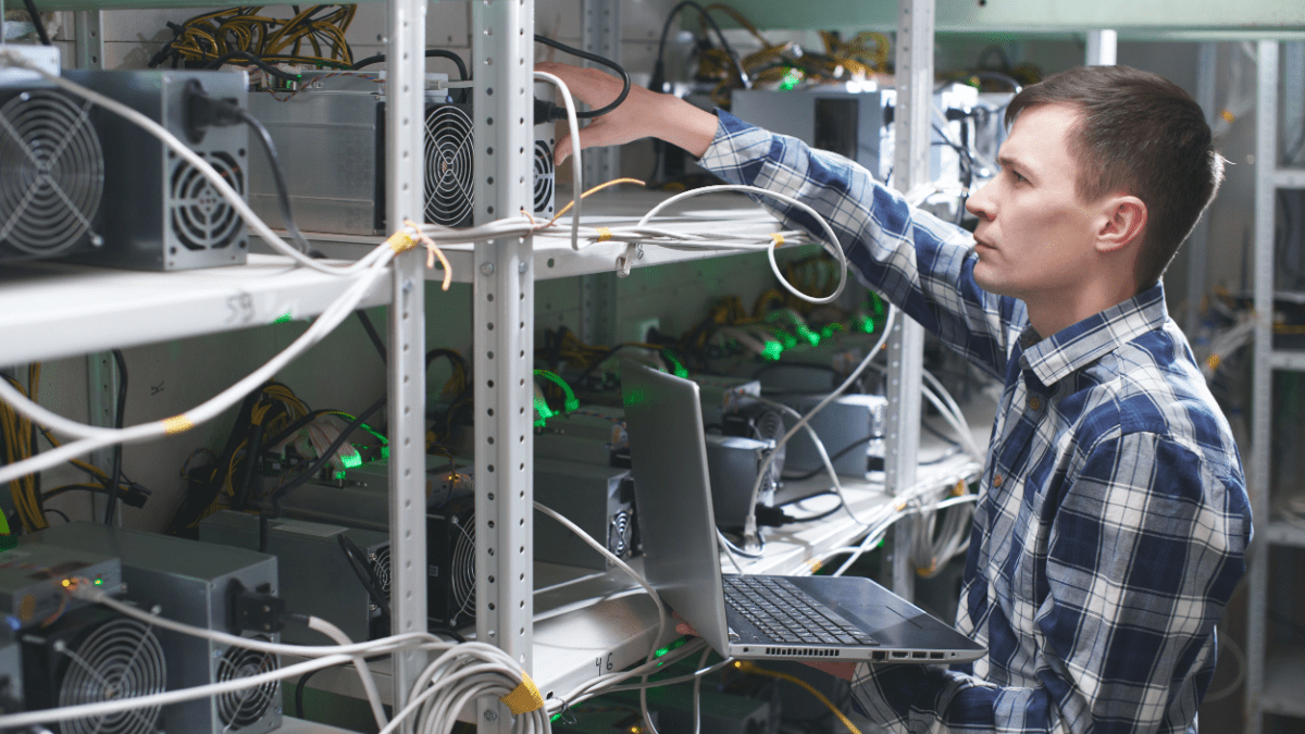 Les mineurs de bitcoin saignent : 20 000 dollars de perte par coin, machines arrêtées en masse