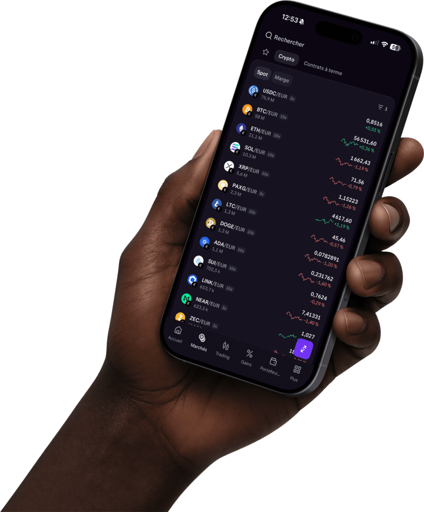 Smartphone affichant l’application Kraken avec la liste des paires de trading crypto comme BTC/EUR, ETH/EUR et SOL/EUR