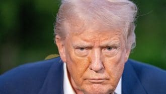 Trump critiqué pour sa “fête crypto”, mais les baleines achètent massivement du TRUMP