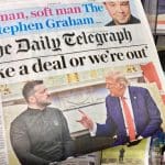 Een afbeelding van Trump en Zelensky op een nieuwskrant