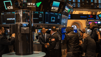 Les ETF XRP et Solana sont les seuls à attirer de nouveaux capitaux dans un contexte de sortie massive des fonds